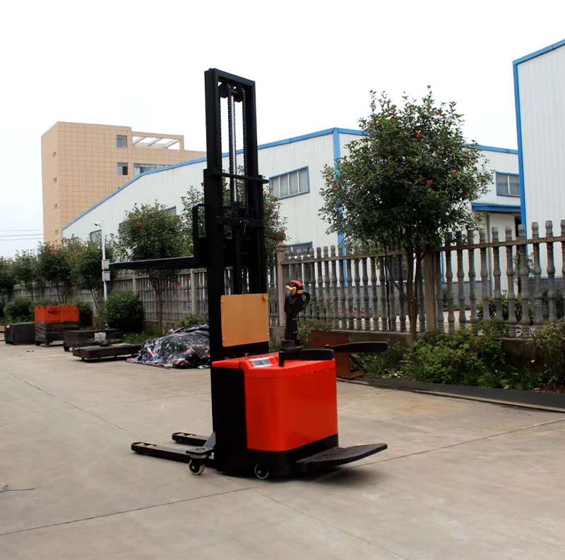 Xe nâng điện hoàn toàn có thể lái và nâng